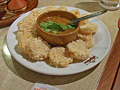 Rice cakes with peanut sauce